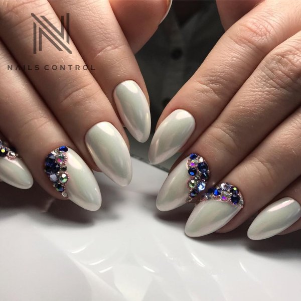 Ногти с втиркой и стразами