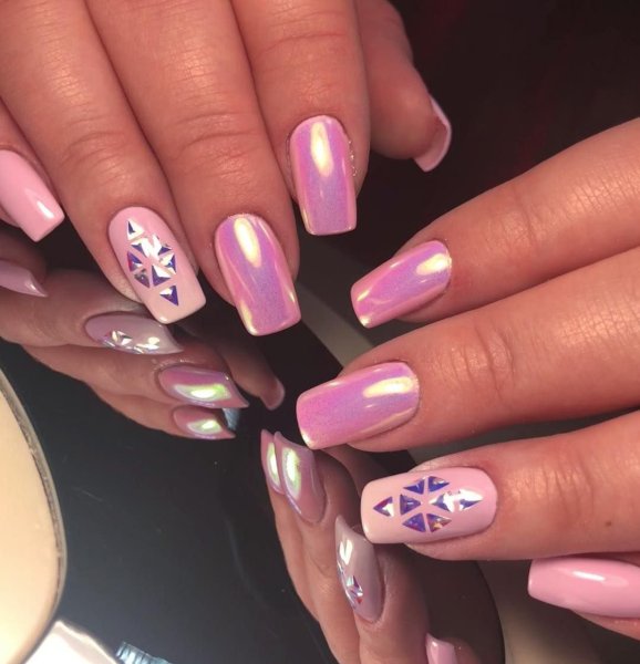 Яркие перламутровые ногти