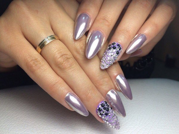 Маникюр со стразами и блестками