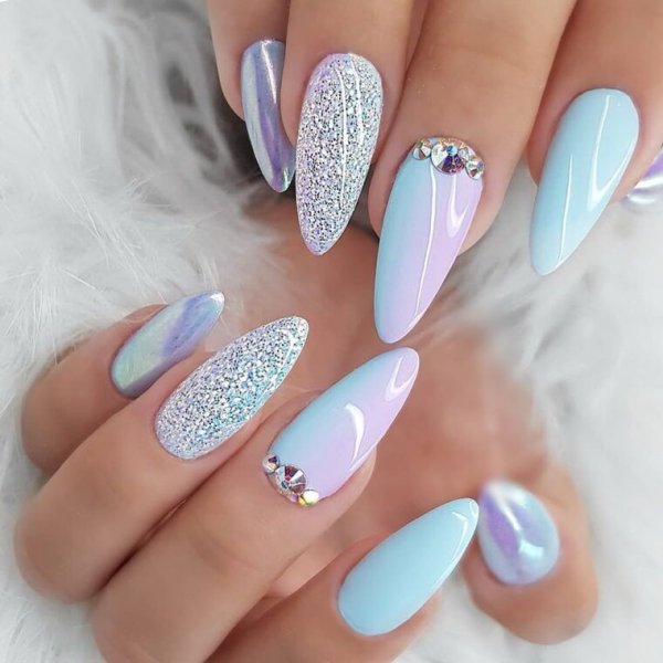 Нежный маникюр с камушками