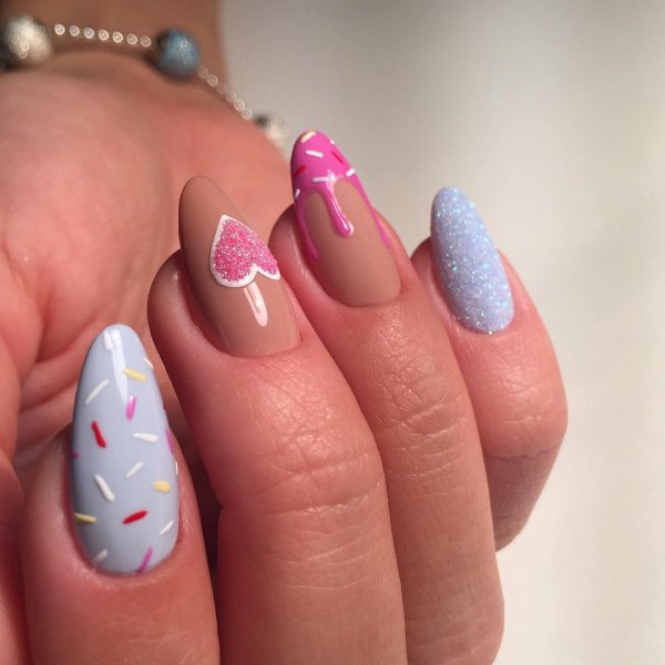 Фиолетовые миндалевидные ногти