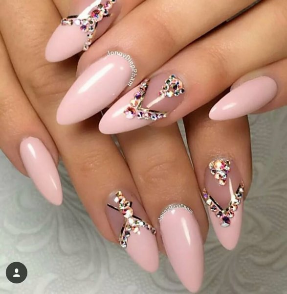 Оранжевый маникюр на миндальную форму