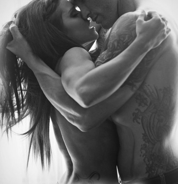 Блондинка и брюнет