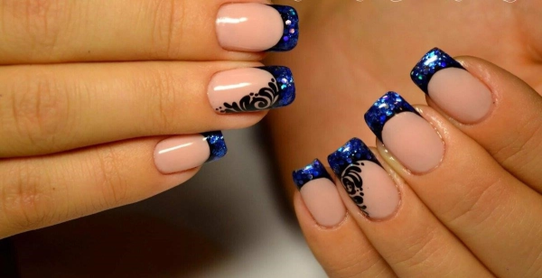 Красивый французский маникюр с рисунком