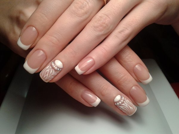 Маникюр френч с цветочками и бабочками