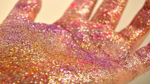 Блестки на руках