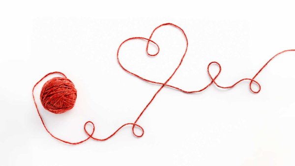 Клубок оранжевых ниток