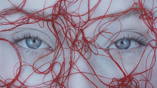 Девушка в нитках