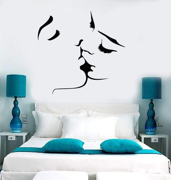 Рисунок на стене в спальне