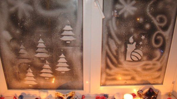 Снежинки на стекле гуашью