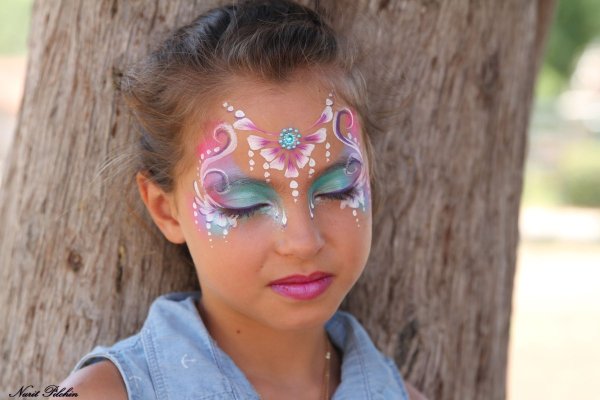 Легкий аквагрим на щеке бабочка