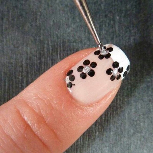 Несложный маникюр со стразами