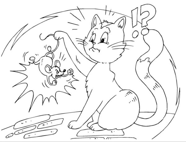 Кошка ловит мышь