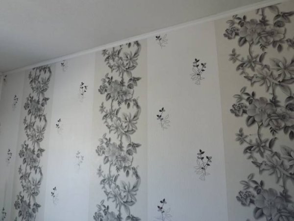 Поклейка обоев чередованием полос