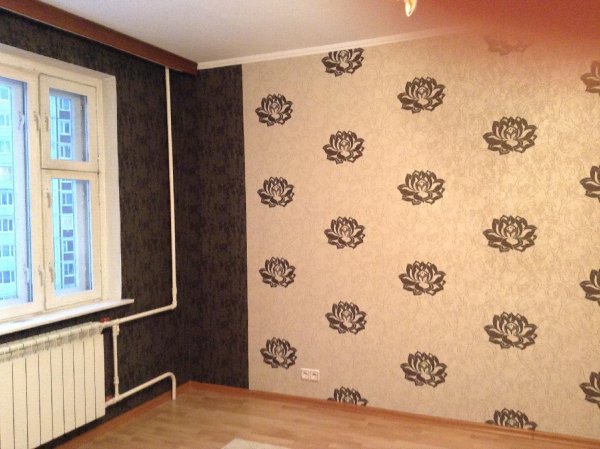 Поклейка двух видов обоев в комнате