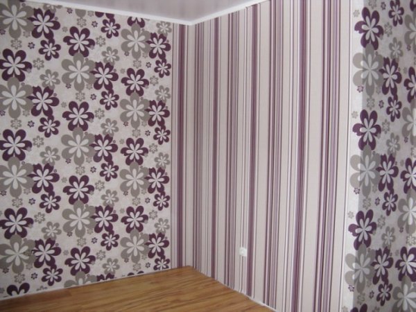 Поклейка обоев с цветочками