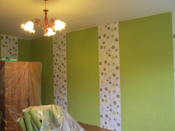 Поклейка разными обоями