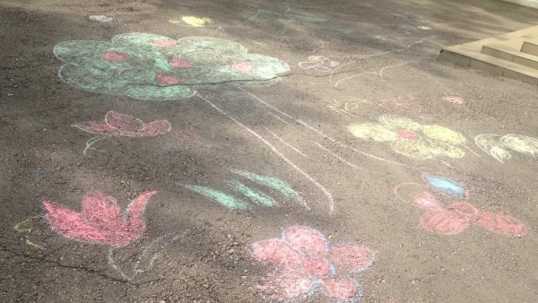 Аниме мелками на асфальте