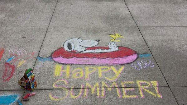 Рисование мелками на асфальте