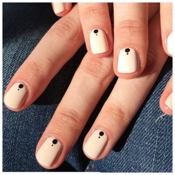 Нежный маникюр с сердечками