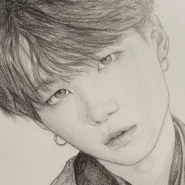 БТС Шуга карандашом