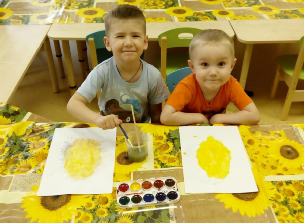 Яички простые и золотые рисование в средней группе