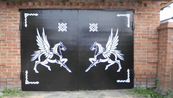 Рисунки на воротах гаража