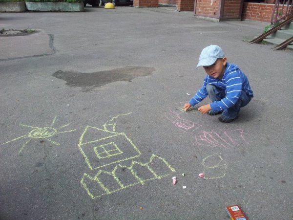 Рисуем мелками на асфальте