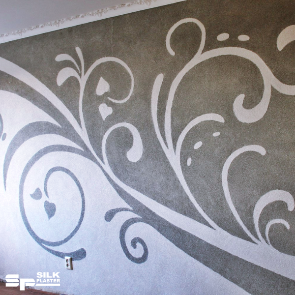 Узоры жидкими обоями на стене