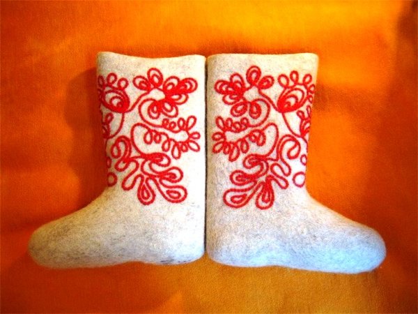 Белые валенки женские с вышивкой
