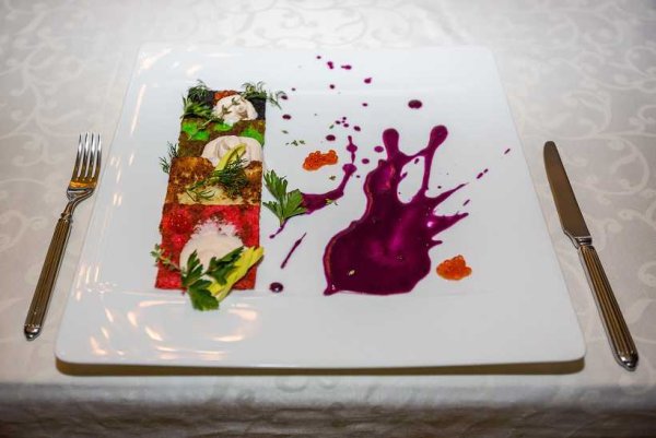 Декор тарелки соусом