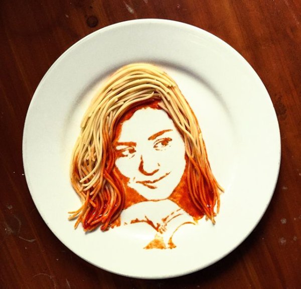 Рисование соусом на тарелке