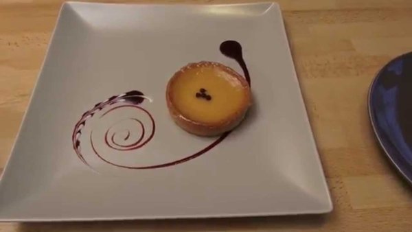 Узоры соусом на тарелке