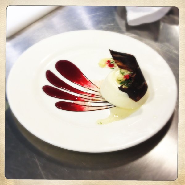 Декор тарелки соусом