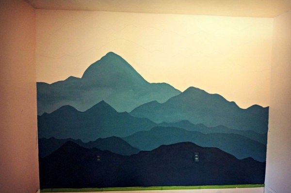Стилизованные горы на стене