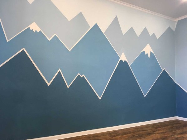 Горы на стене в детской