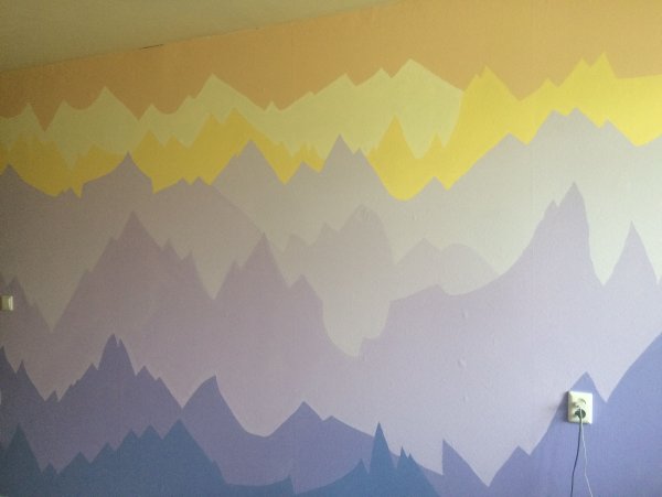 Горы на стене в детской