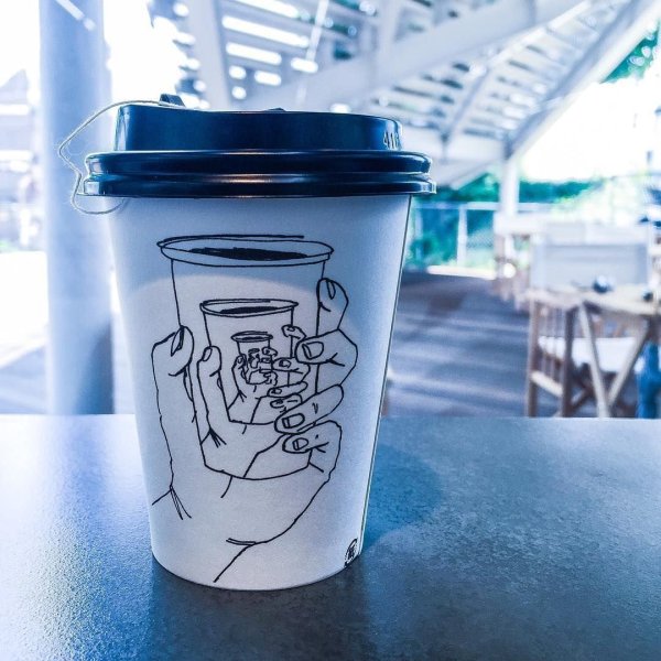 Разрисованный кофейный стаканчик