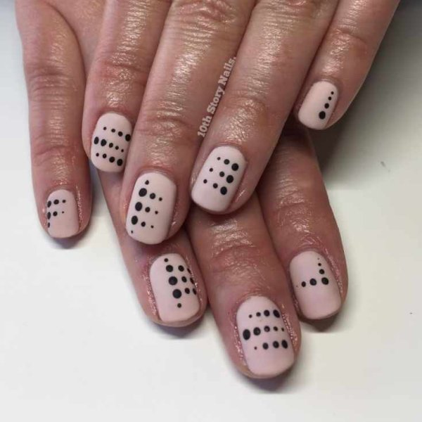 Узоры точками на ногтях