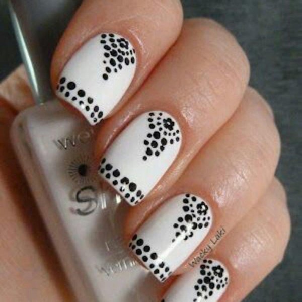 Маникюр с черно белыми точками