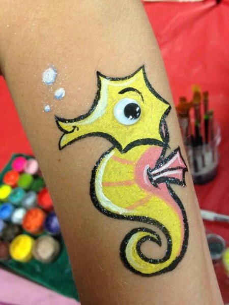 Единорог аквагрим на руке