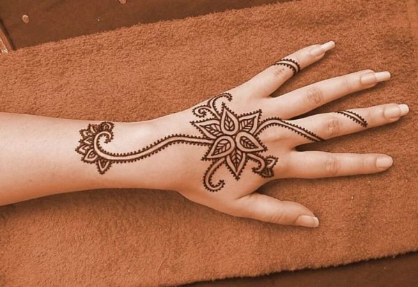Хна на руке легкие
