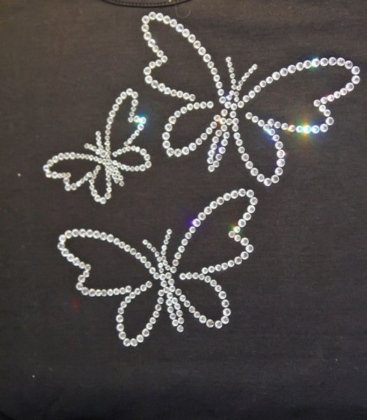 Бабочка из страз на одежде