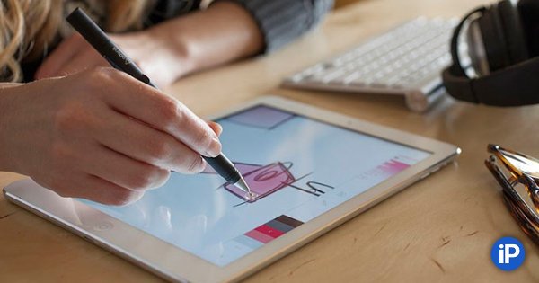 Девушка рисует на планшете