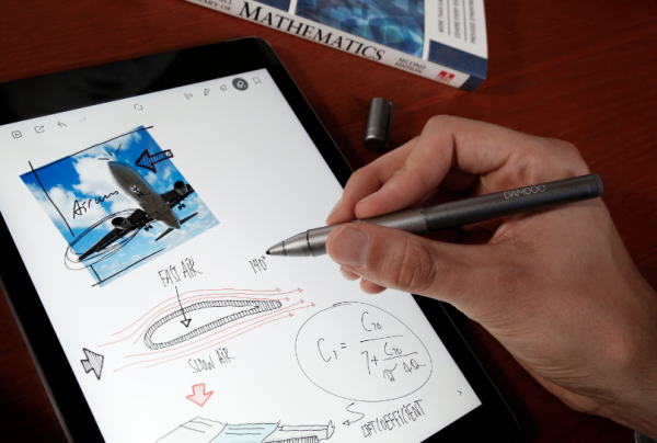 Чертежи мебели стилусом на планшете