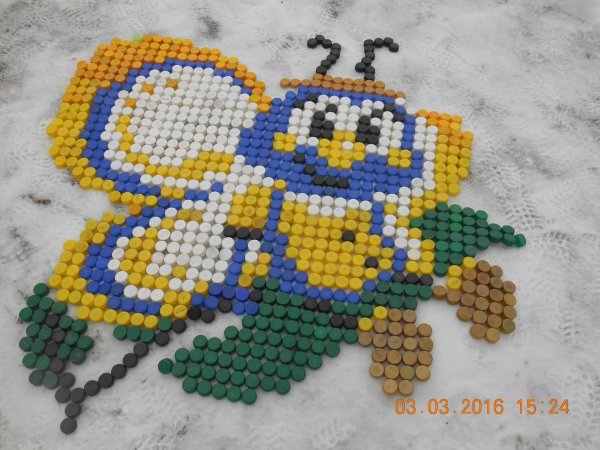 Мозаика из крышек от пластиковых бутылок