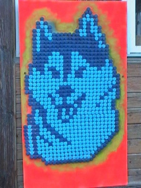 Собака из пластмассовых пробок от бутылок