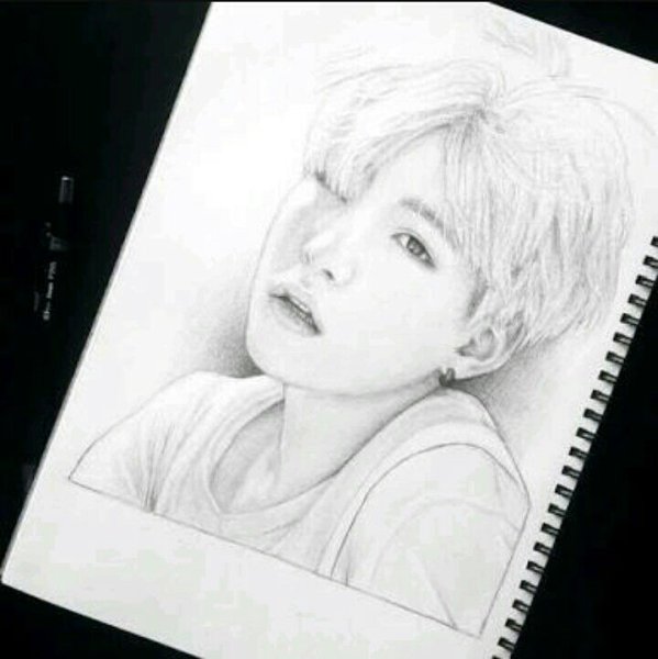 БТС Шуга карандашом