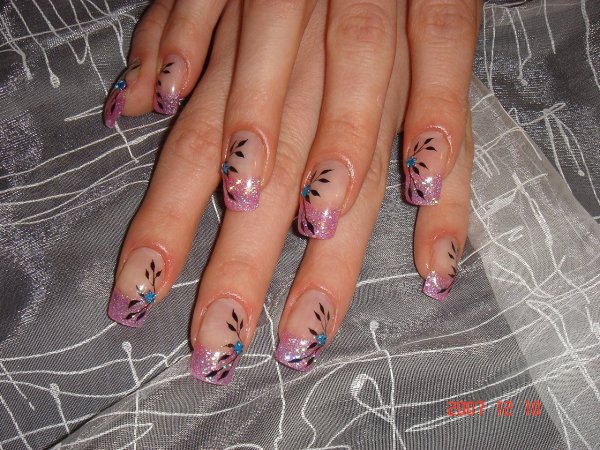 Маникюр с боковым рисунком френч