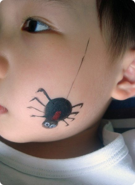 Аквагрим паучок на щеке